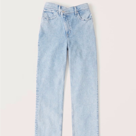Abercrombie & Fitch | Ultra High Rise 90s Straight Jean - Picture 2 of 6